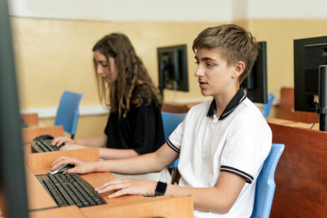 studenti Trojského gymnázia při hodin IVT, počítačová učebna, vybavení školy