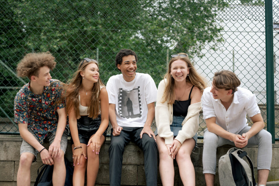 studenti Trojského gymnázia, skupinové foto před školou, škola hrou